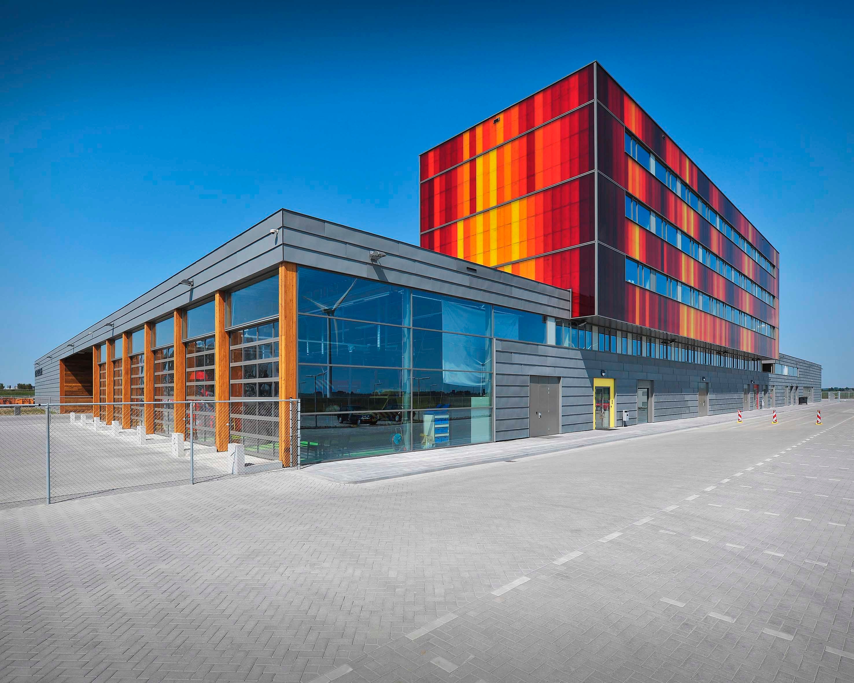 Polycarbonate Panels in Building for Operational Services