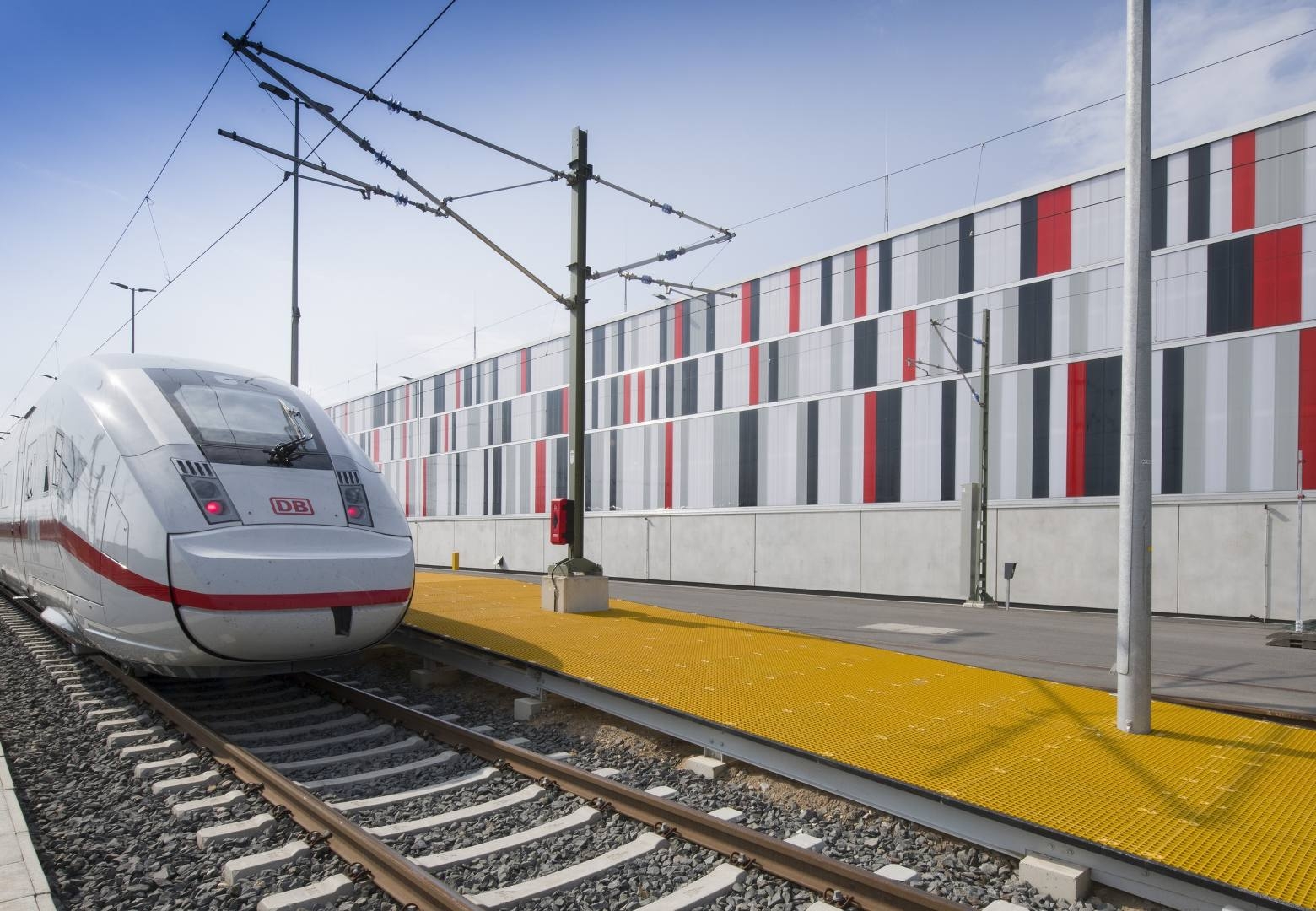 Translucent Facade in ICE Wartungshalle