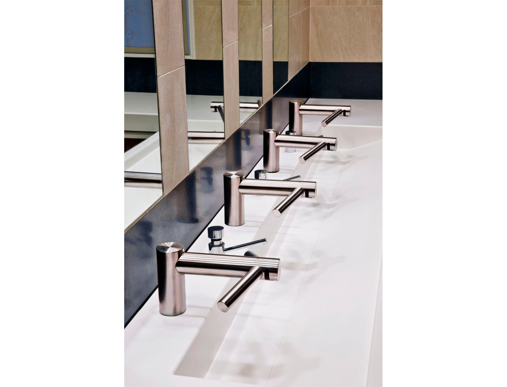 Secador de manos Airblade Wash+Dry / Dyson