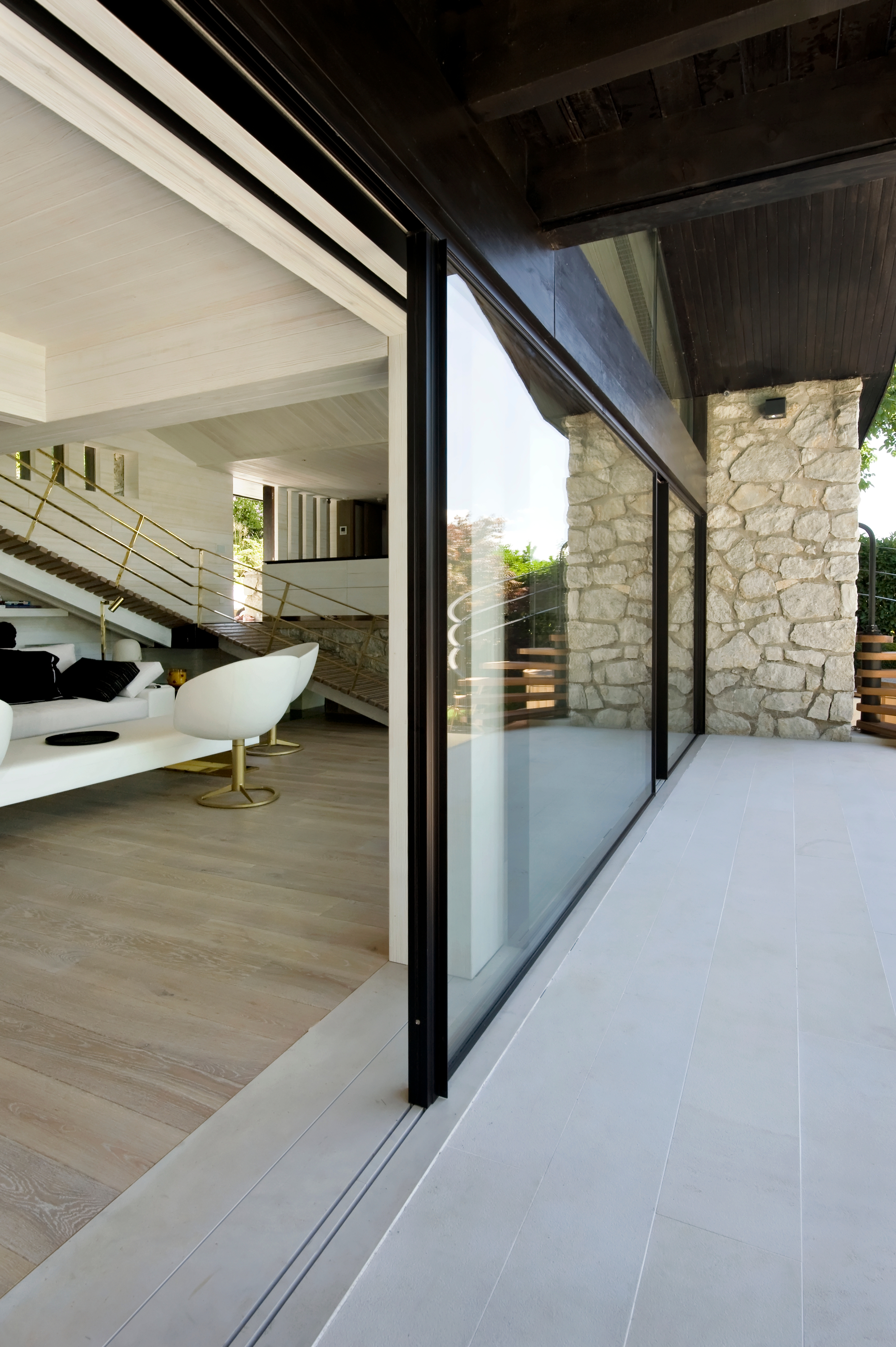 Sliding Window – Invisible Frame