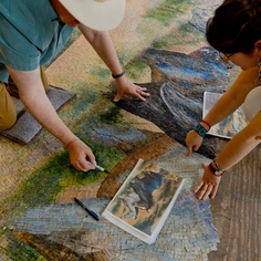Mural de más de 688.000 piezas de esmalte de vidrio en Texas
