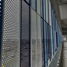 Panel metálico modular en recinto deportivo