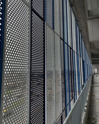 Panel metálico modular en recinto deportivo