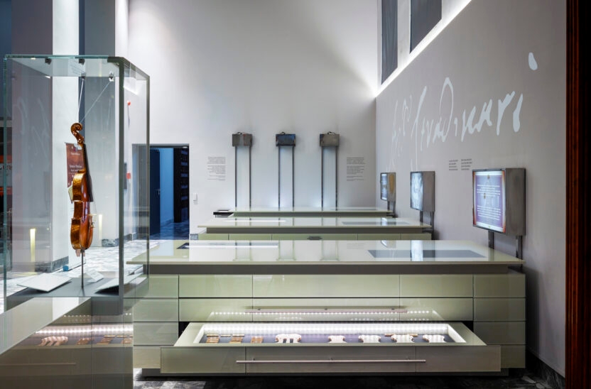 Display Case - D-Class