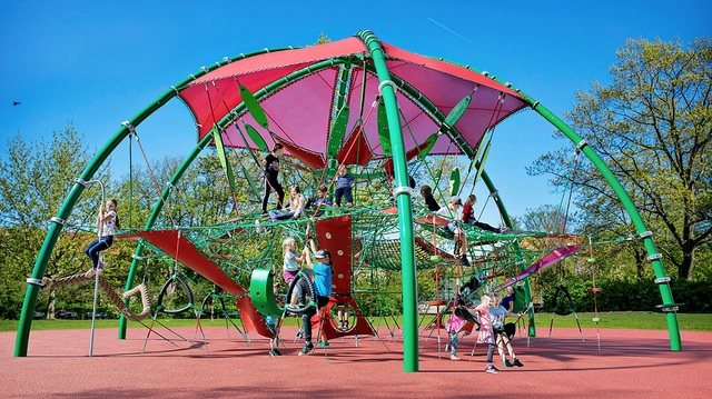 6 razones claves por las que los niños necesitan jugar en el parque infantil