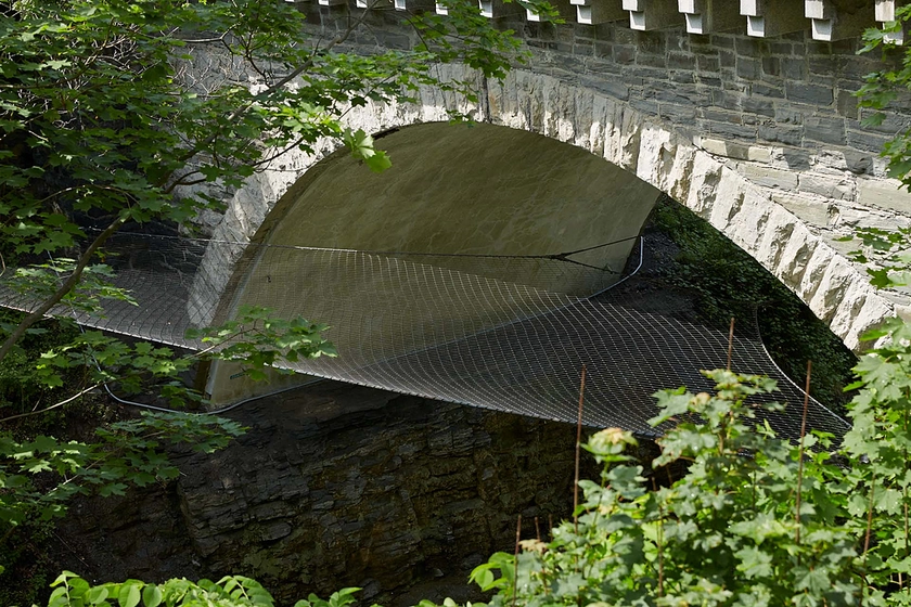 https://snoopy.archdaily.com/images/archdaily/catalog/uploads/photo/image/225614/full_Jakob-Rope-Systems-Cornell-University-Webnet-Bridge-Safety-007.jpg?width=840&format=webp