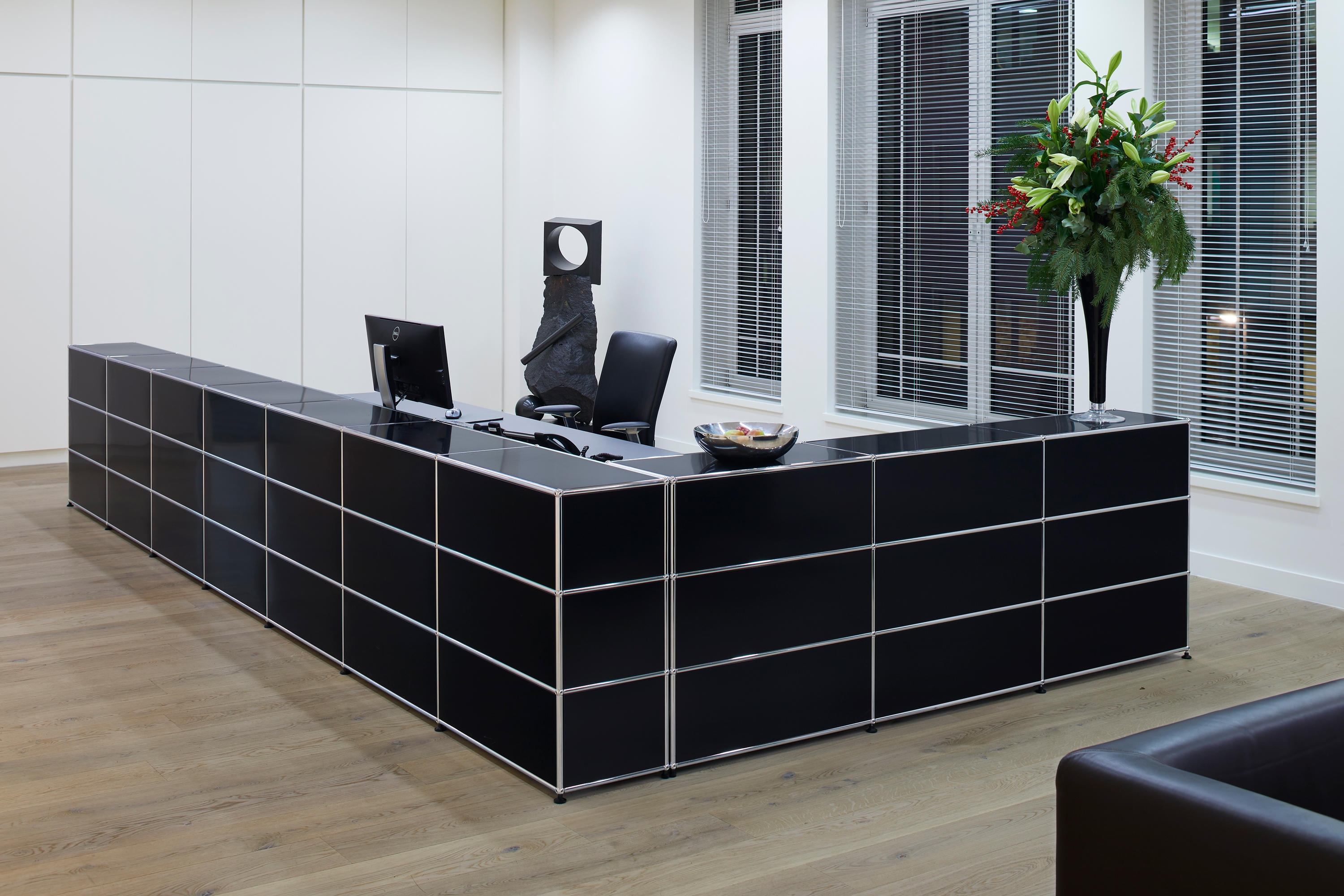 Corner Reception Station - Haller