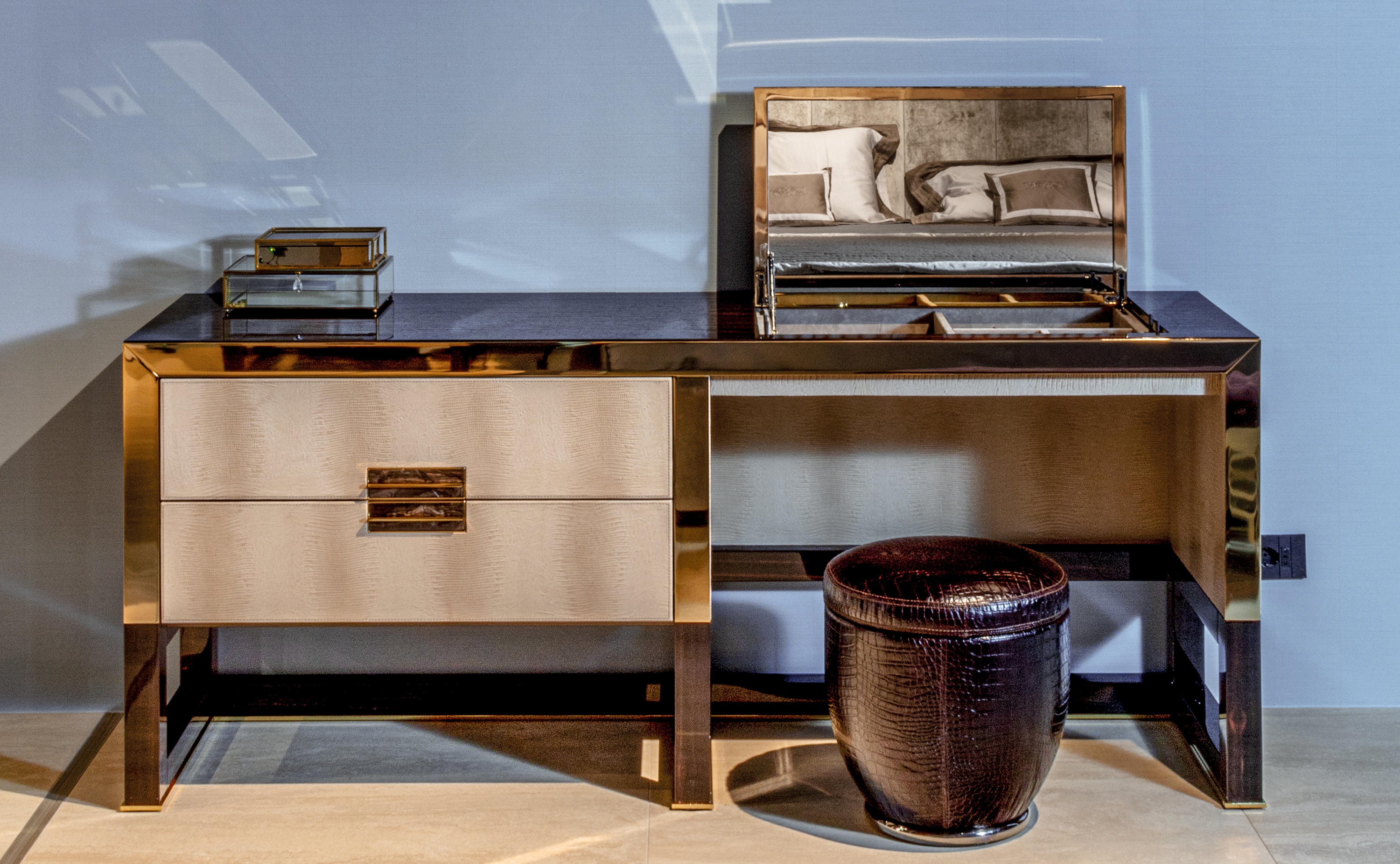 Make-Up Table - Orwell