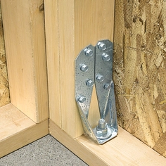 Fijación, fijación de una tabla de madera a una pared de concreto con  tornillos de hormigón o anclajes de juego de martillos Fotografía de stock  - Alamy