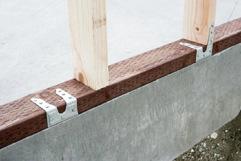 Fijación, fijación de una tabla de madera a una pared de concreto con  tornillos de hormigón o anclajes de juego de martillos Fotografía de stock  - Alamy