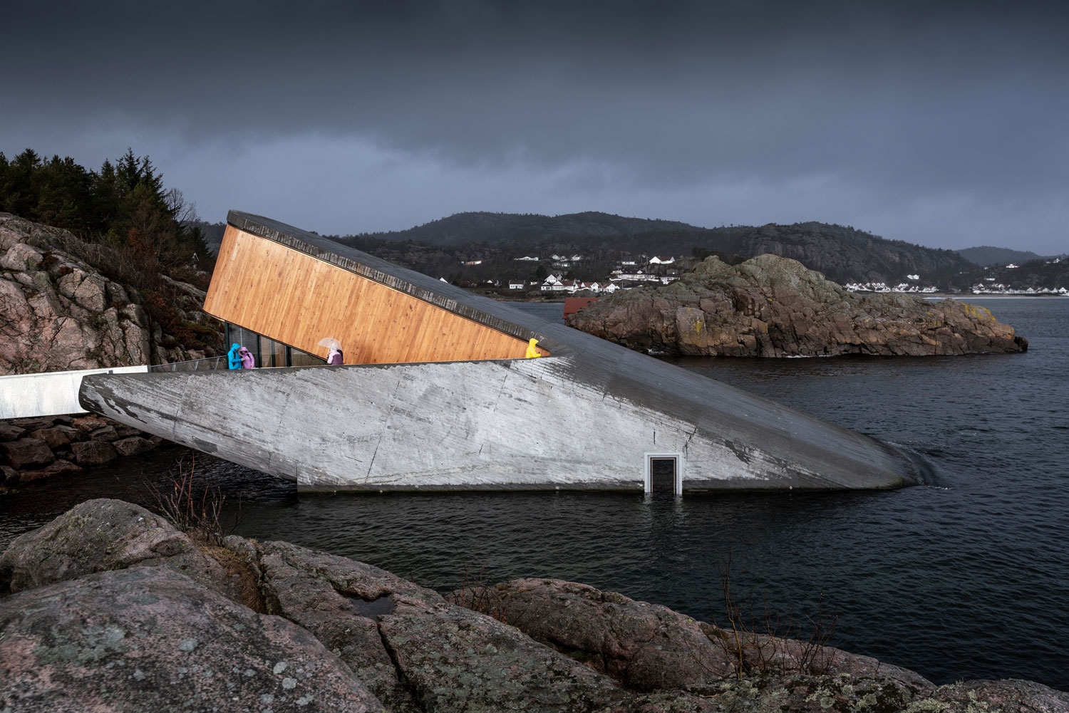 Lighting System Design in Underwater Restaurant