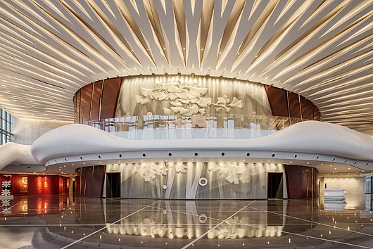 The spacious architecture, making use of curved lines to make a reference to nature. 
