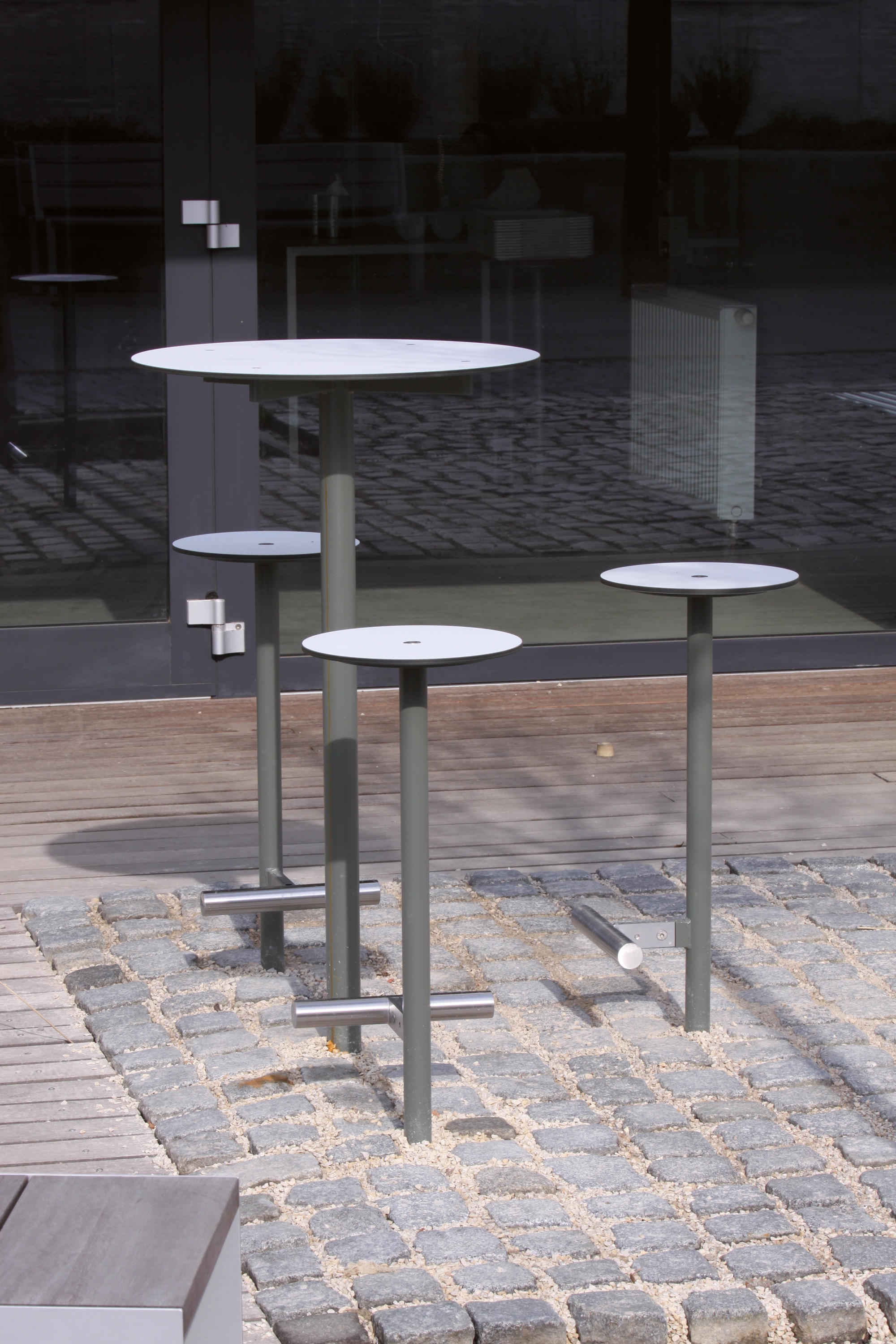 Raised Outdoor Stool and Table - Bistrot