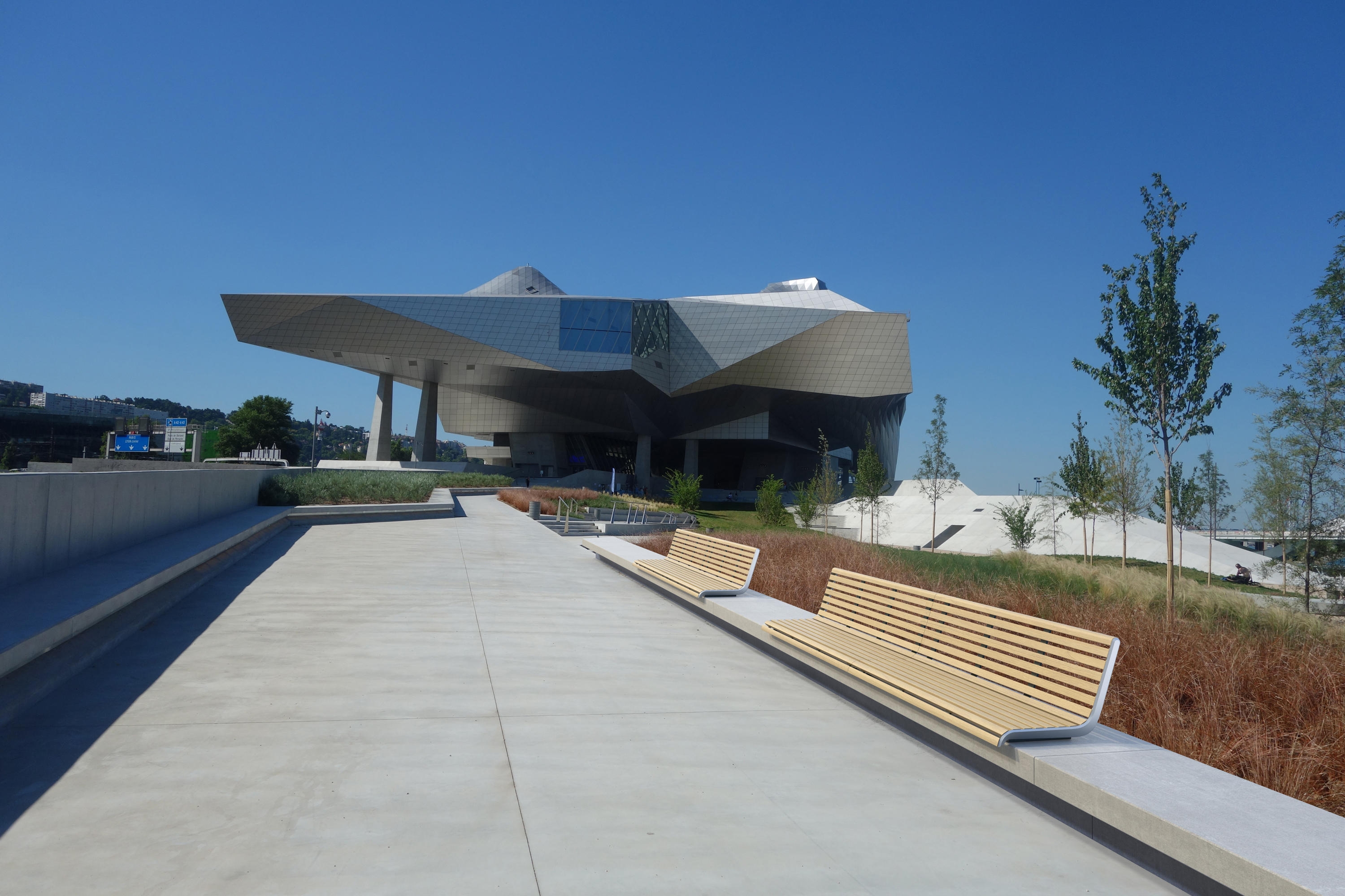 Wall-Mounted Park Bench - Port