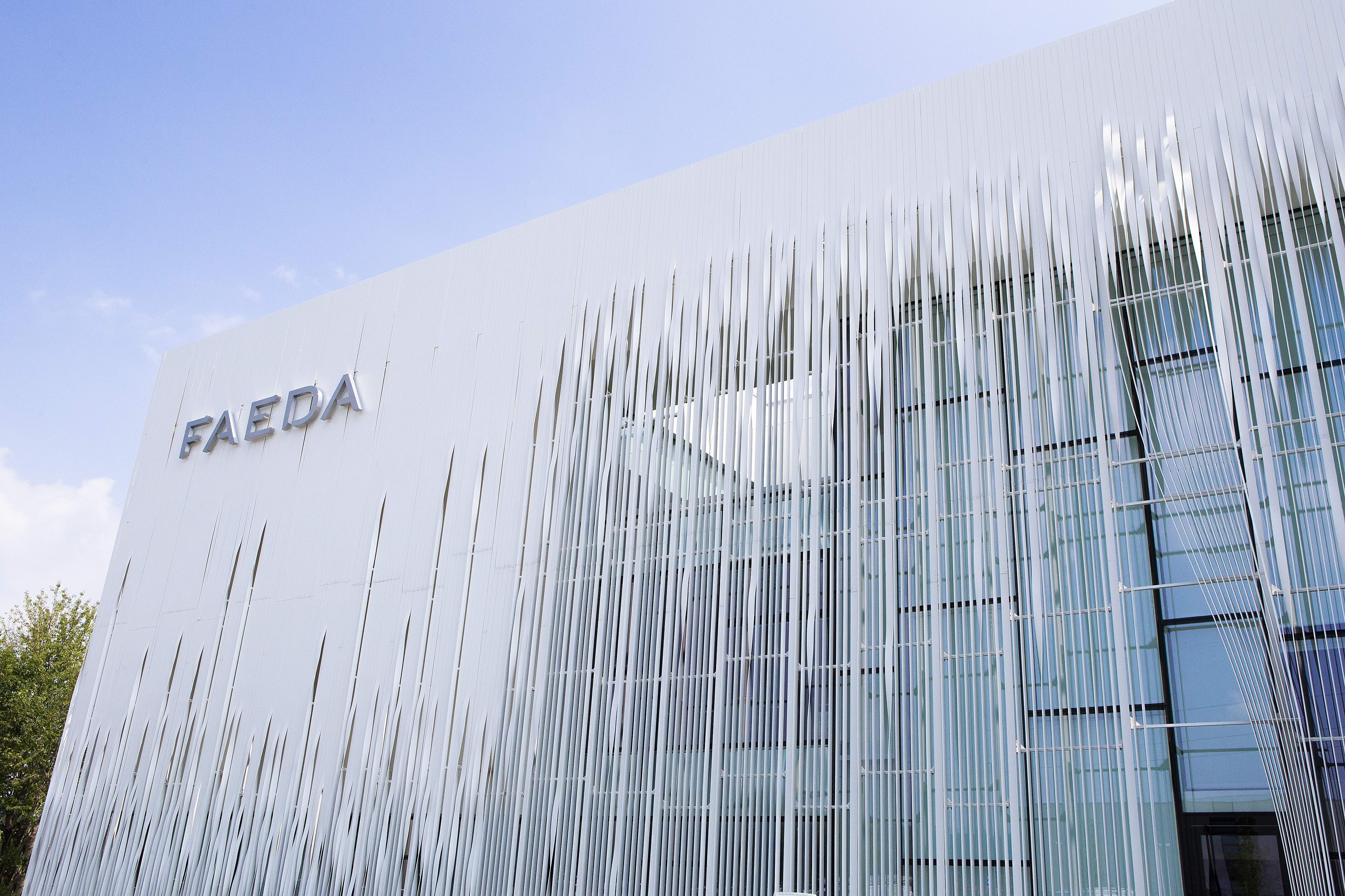 B-Box Roller Shades in Faeda HQ