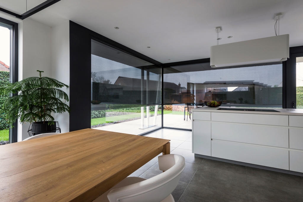 Corner Window Blind - Panovista