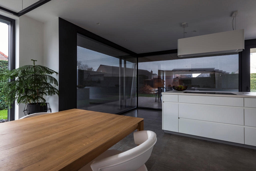 Corner Window Blind - Panovista