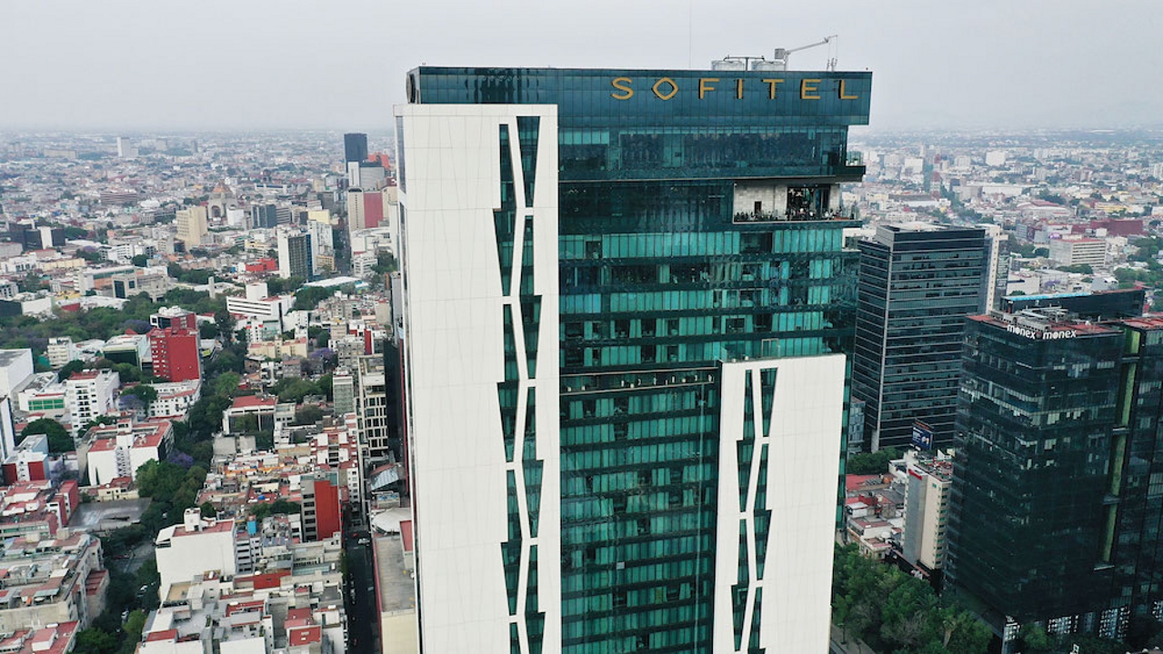Fachadas comerciales con sistema PanelTack™
