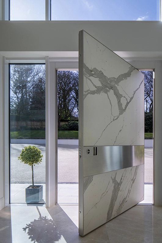 Synua | Pivot Safety Door