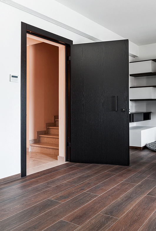 Project | Interior door with concealed hinges