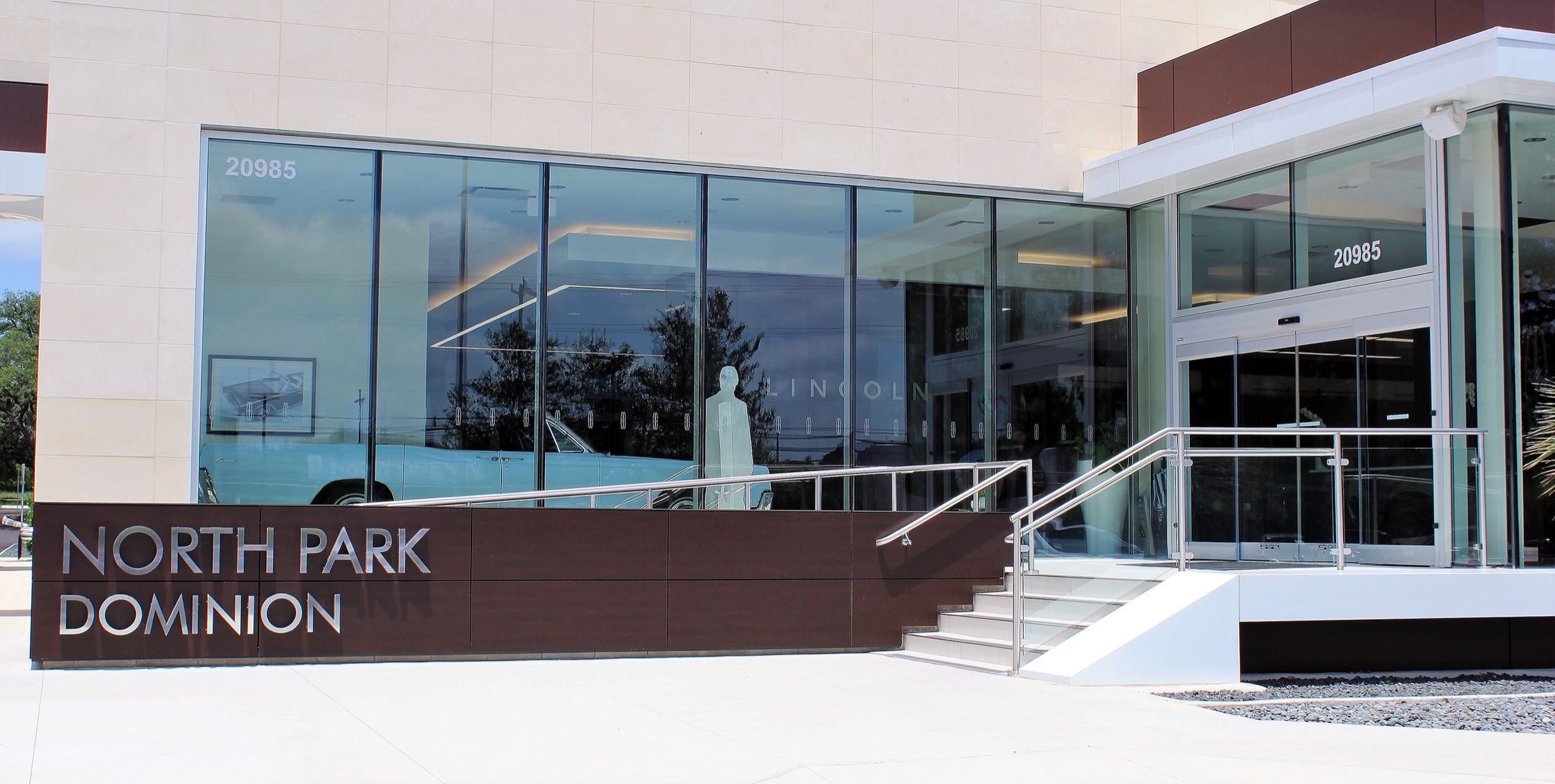 Hollaender® Railings in Retail Applications