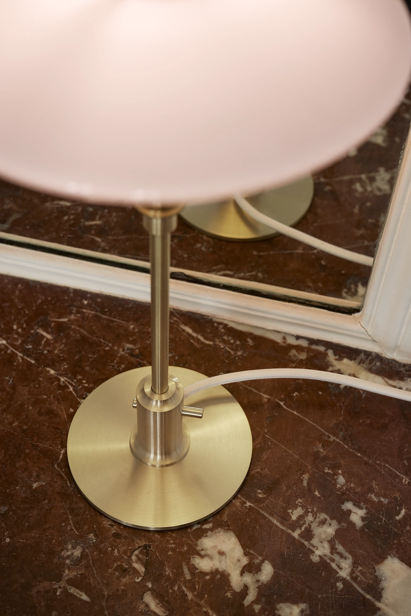 PH 3/2 PALE ROSE TABLE LAMP. by Louis Poulsen