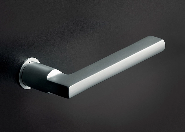 Plug in handles with minimalist design for doors