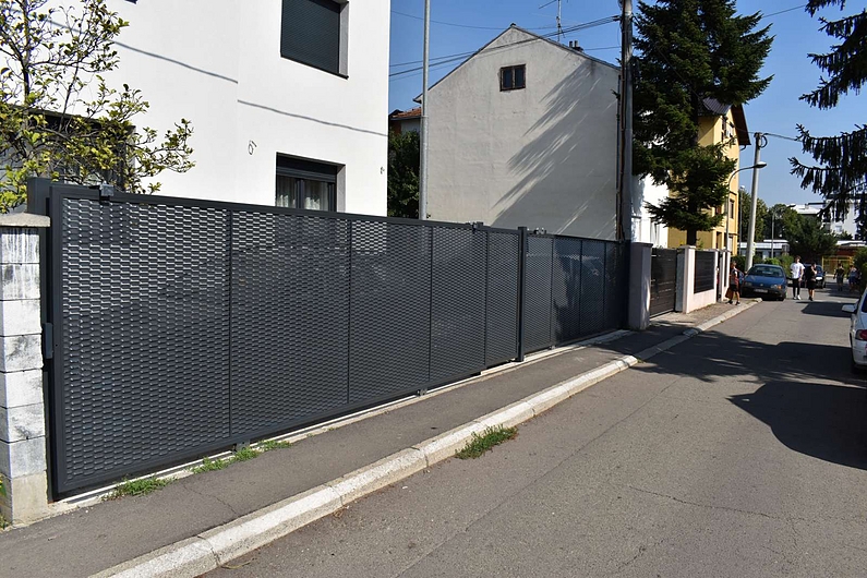 Expanded online metal fence