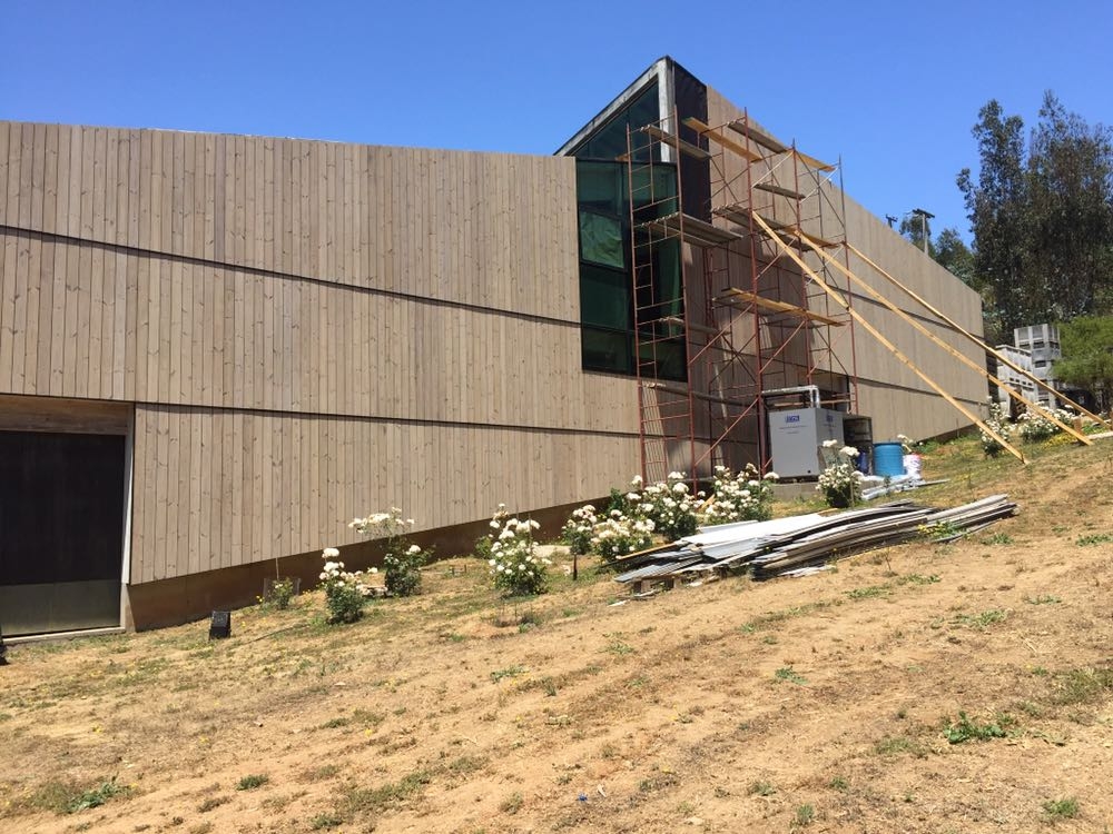 Madera termotratada en bodega Viña Kingston