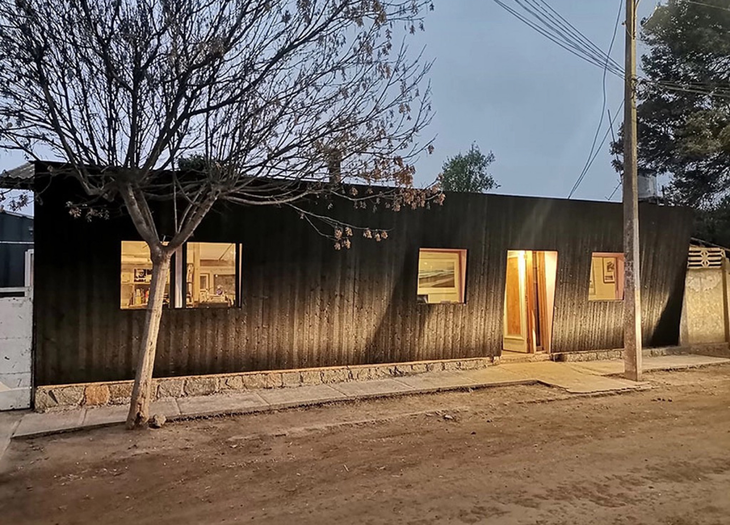 Madera carbonizada en oficina Nos Arquitectura