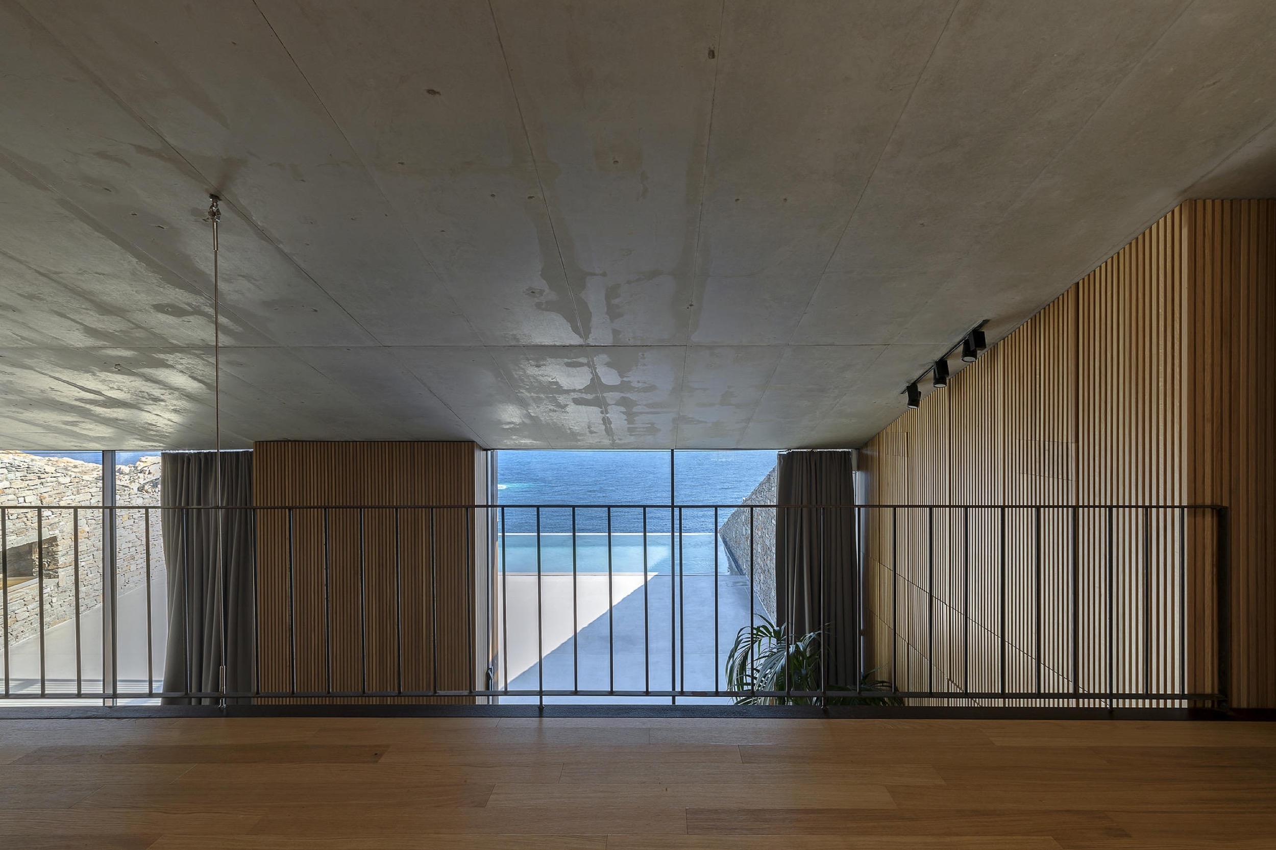 Sliding System in Ncaved House