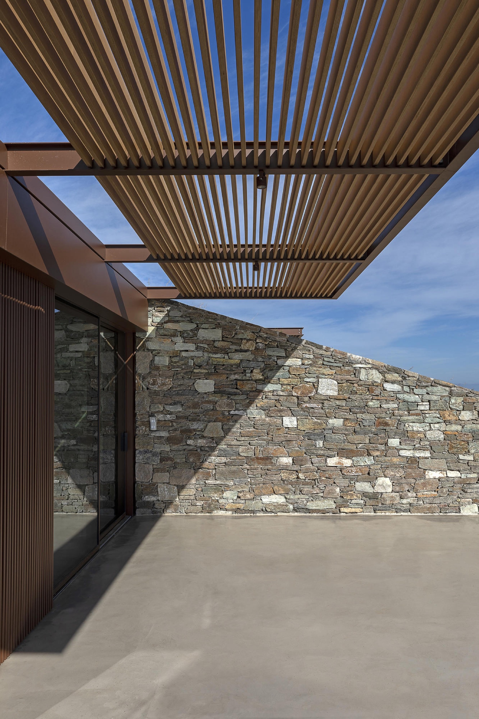 Sliding System in Ncaved House