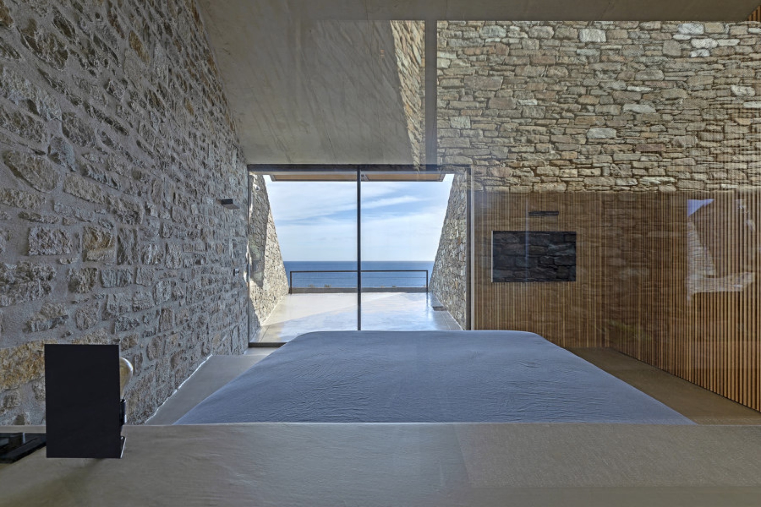 Sliding System in Ncaved House