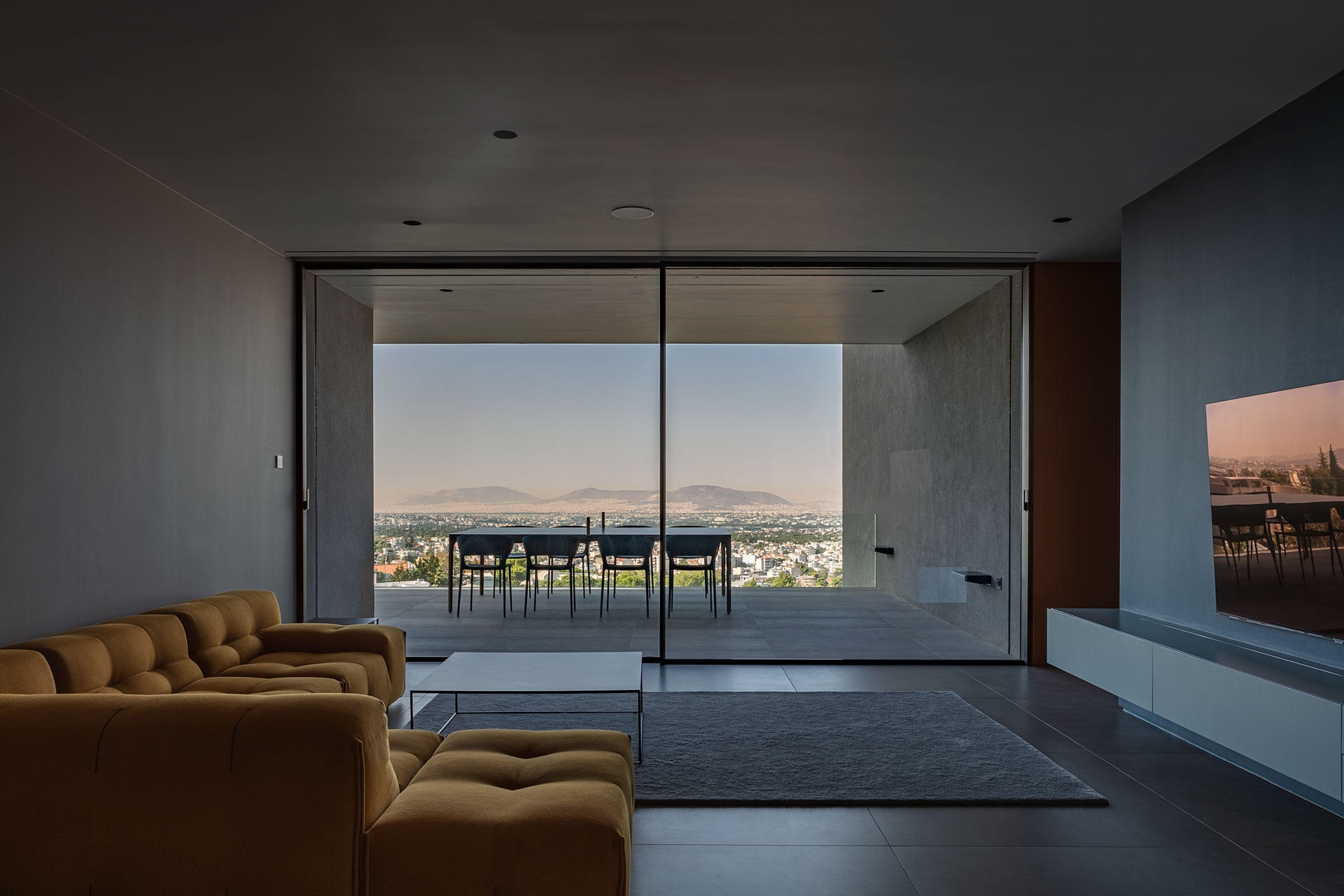 Pivoting and Fixed Windows in Reflection House