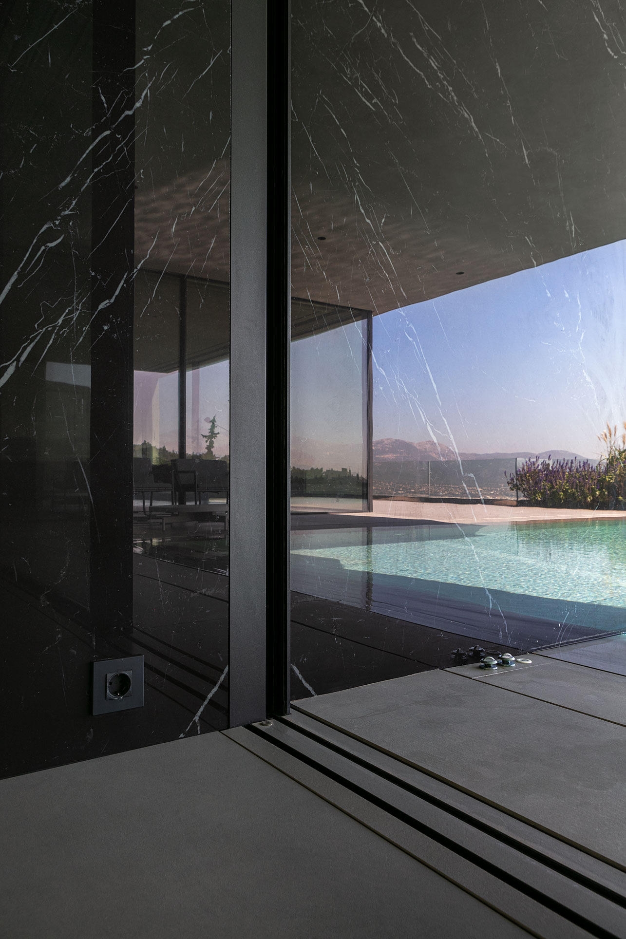 Pivoting and Fixed Windows in Reflection House