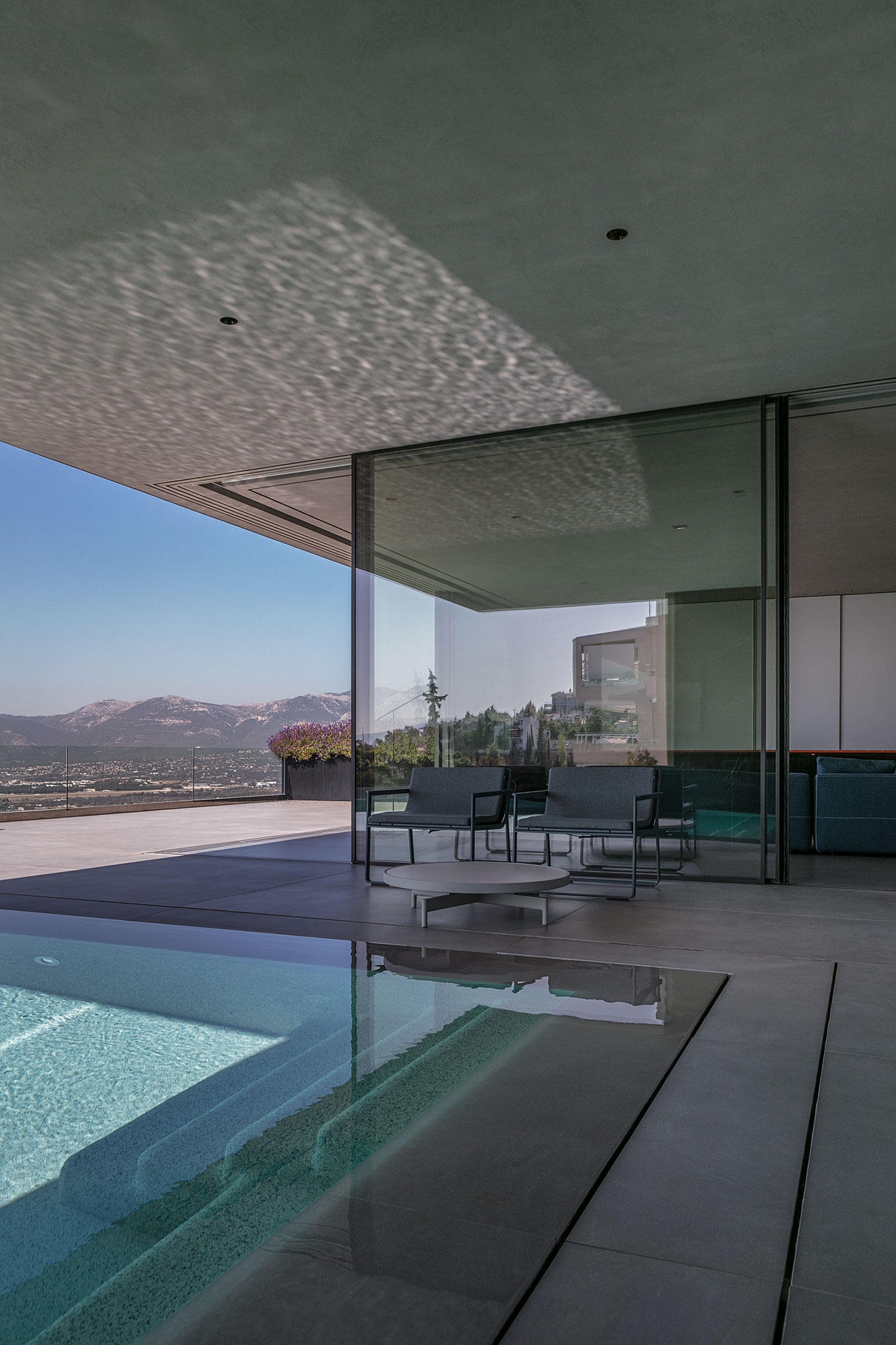 Pivoting and Fixed Windows in Reflection House