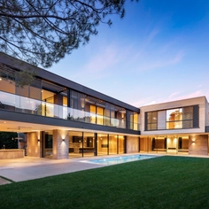 Glass System in House in Beverly Hills