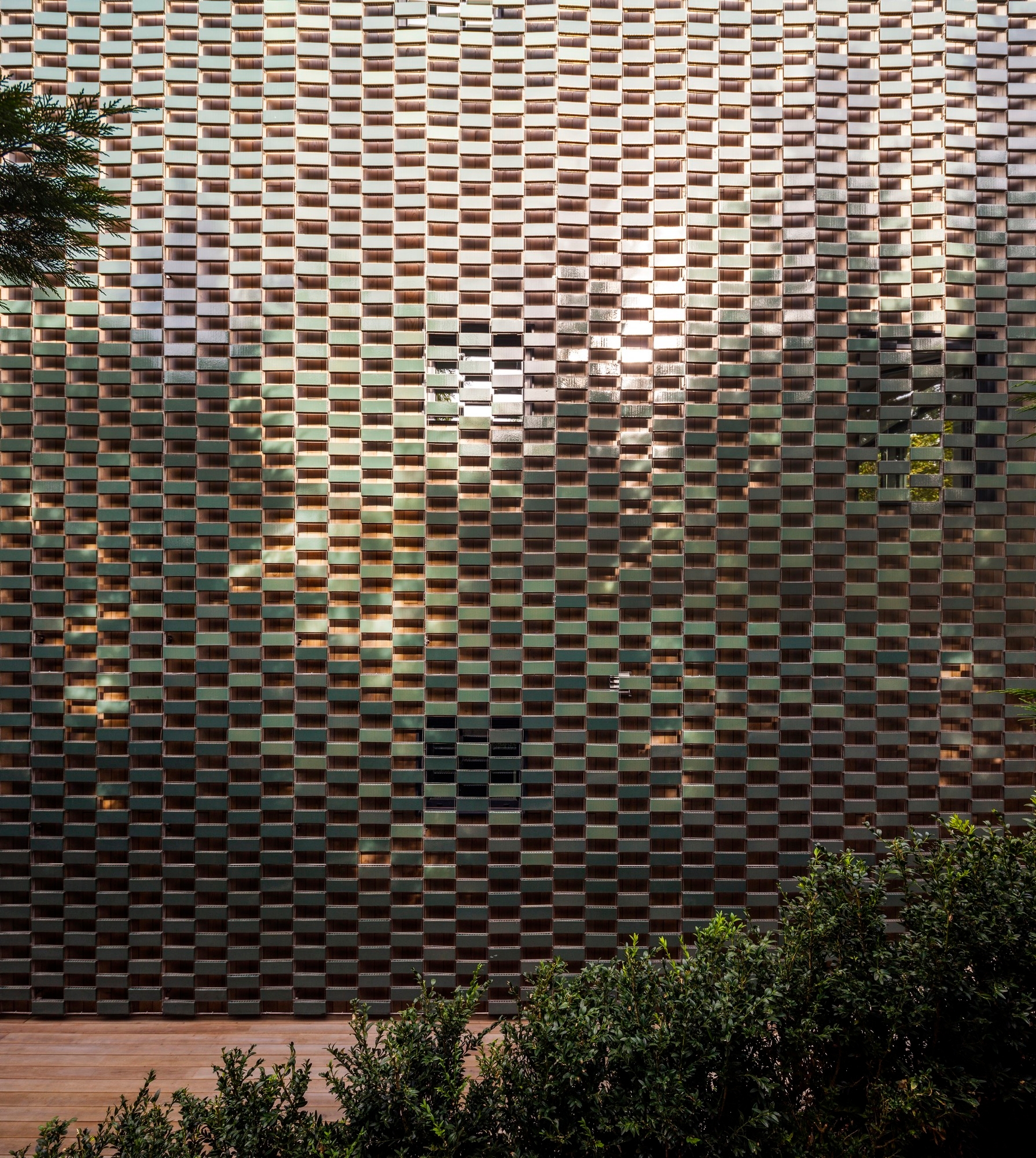 Ceramic Lattice Facade in TR House