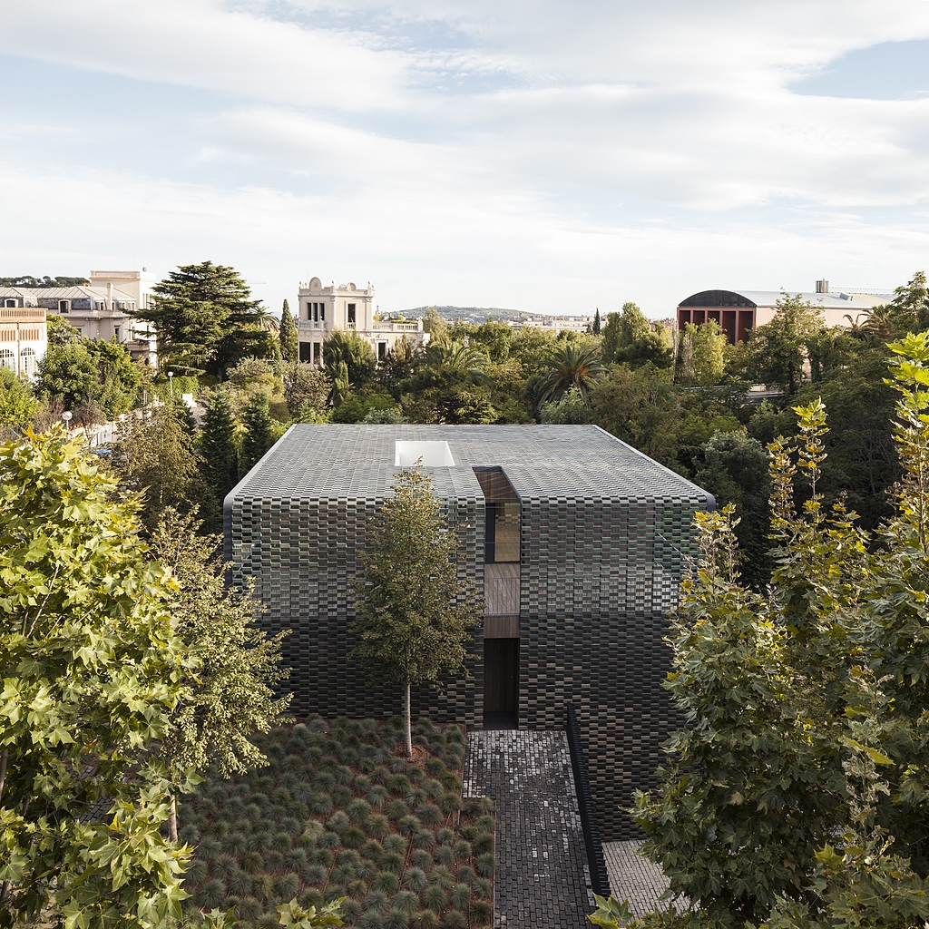 Ceramic Lattice Facade in TR House