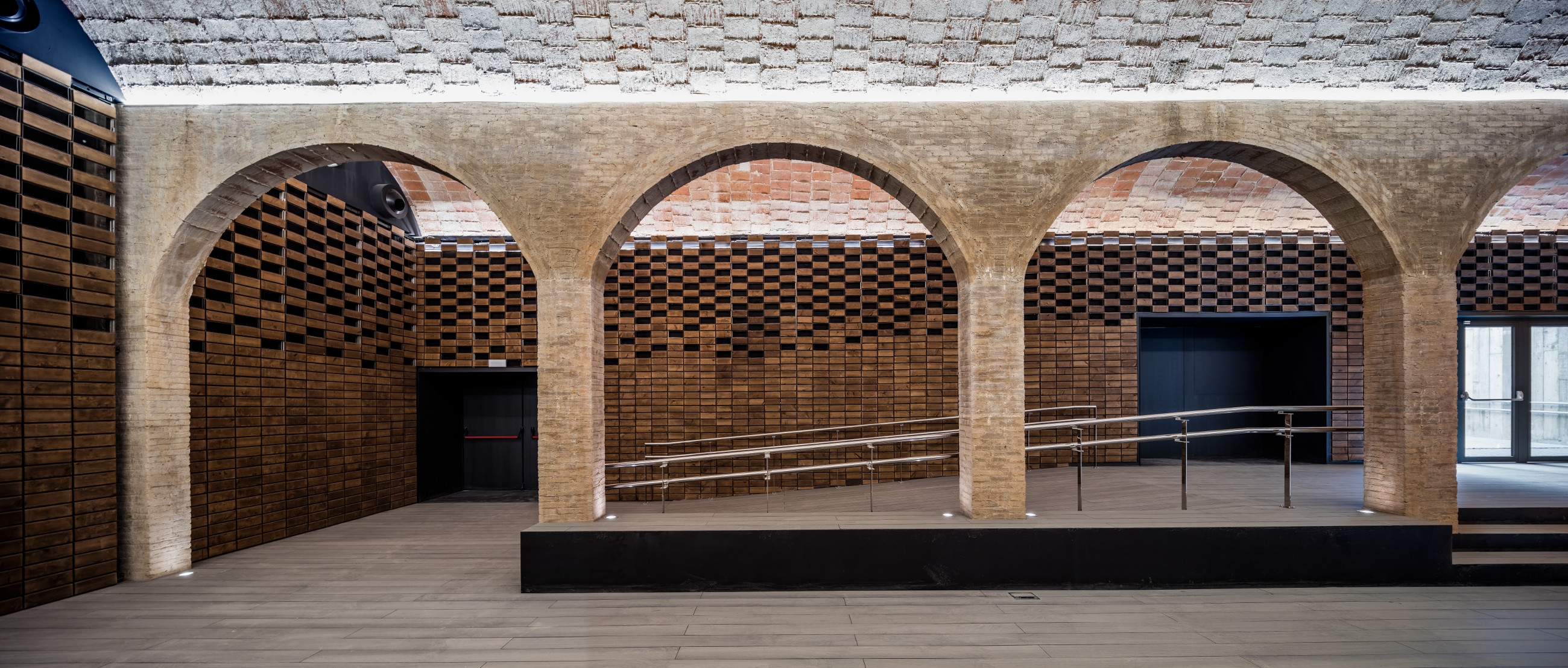 Lattice Partition Walls in Deposito Rei Martí