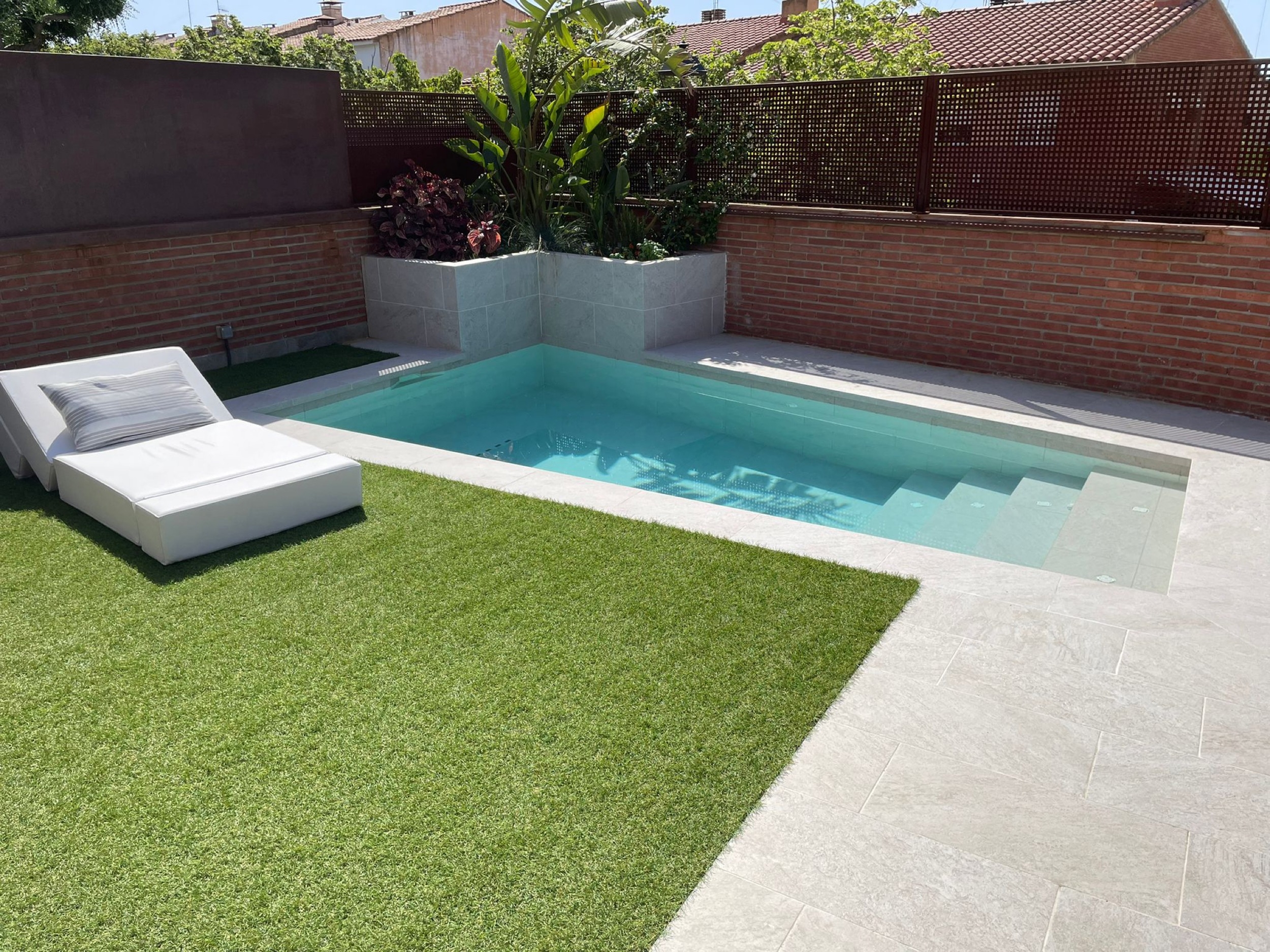 Flooring in Private Pools Projects