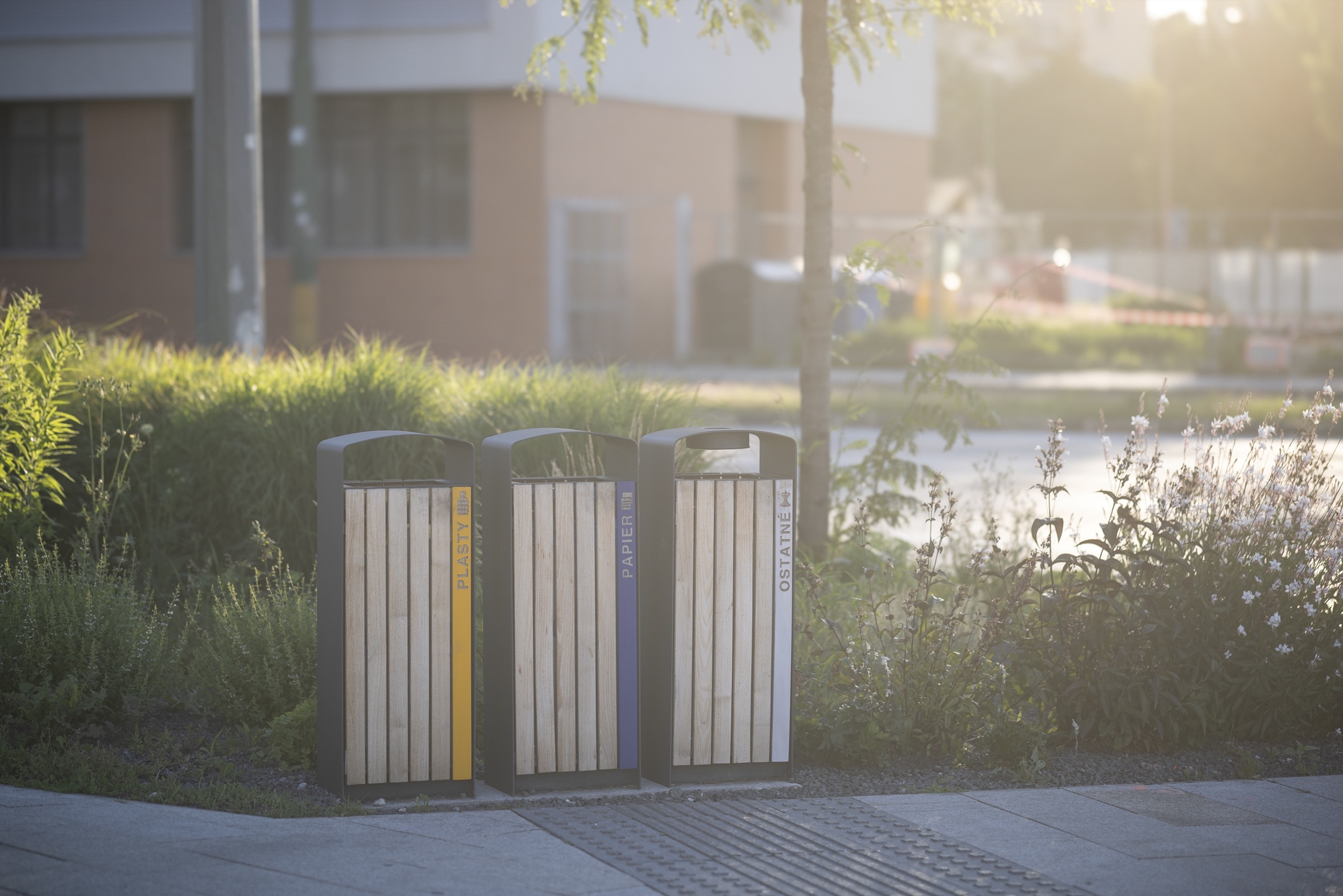 Basureros exteriores - Prax