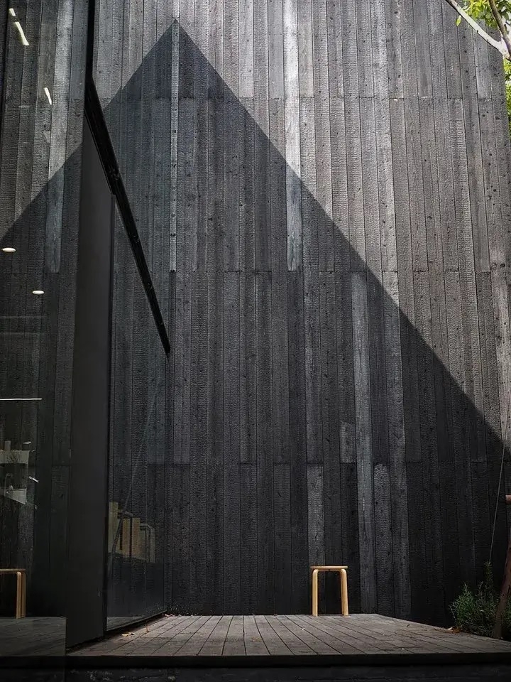 Revestimiento de madera carbonizada