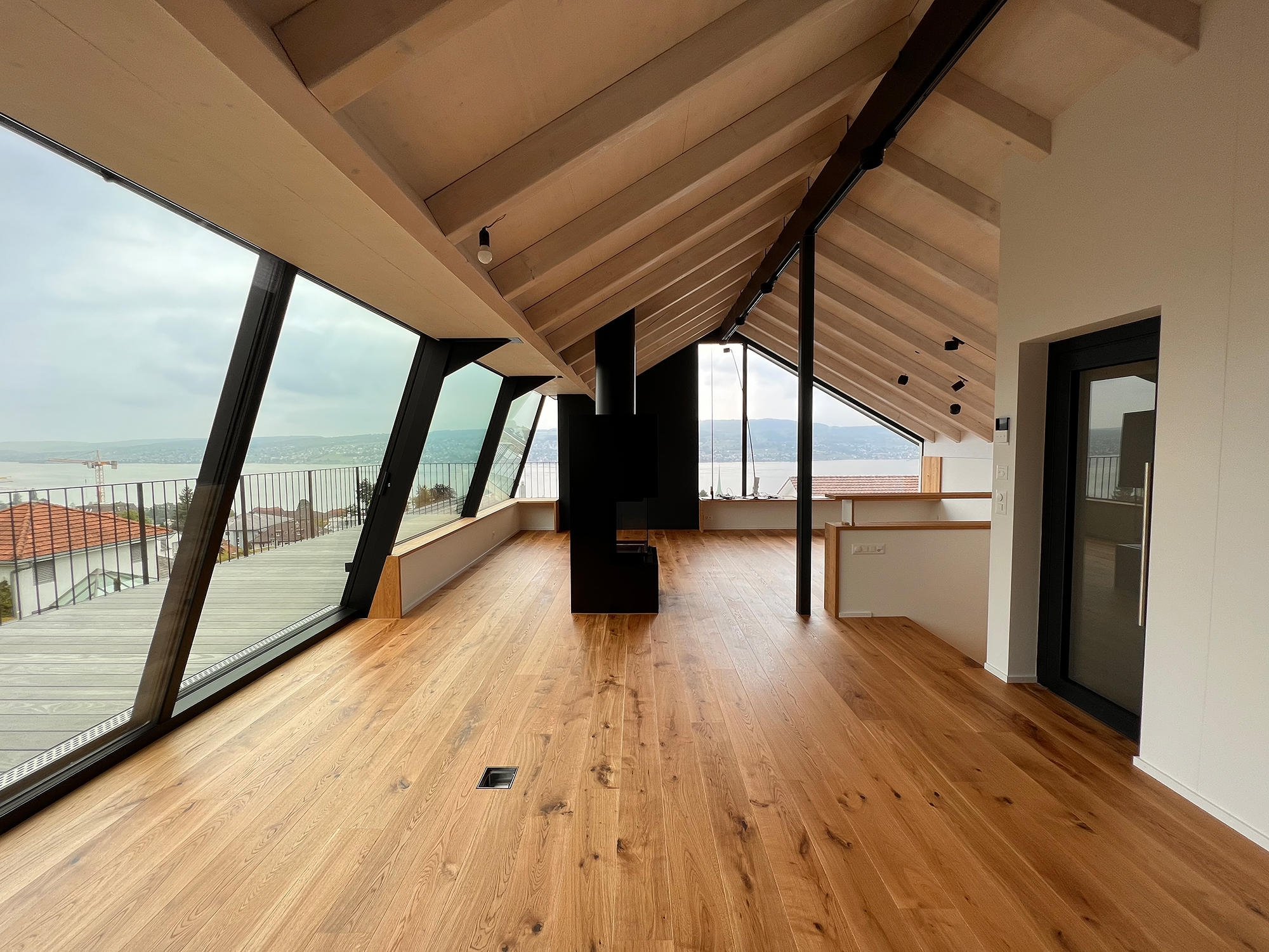 Sliding Windows in House on Lake Zurich 2