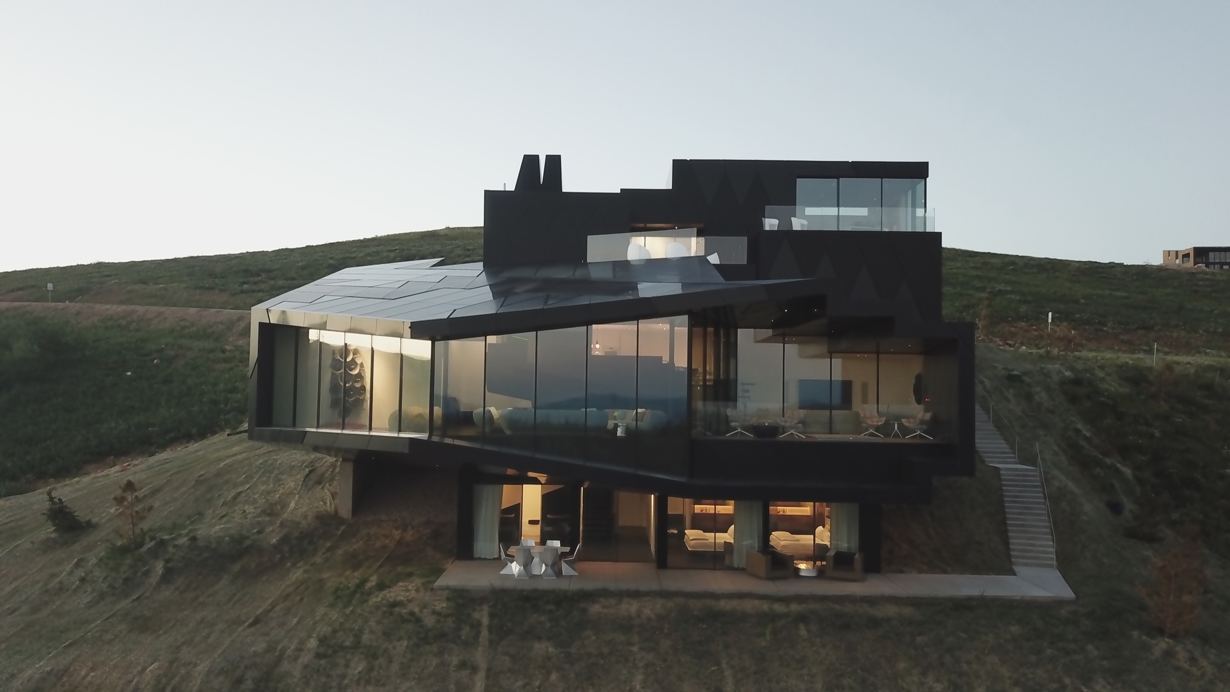 Sistema de Ventanas Corredizas en Dark Chalet House