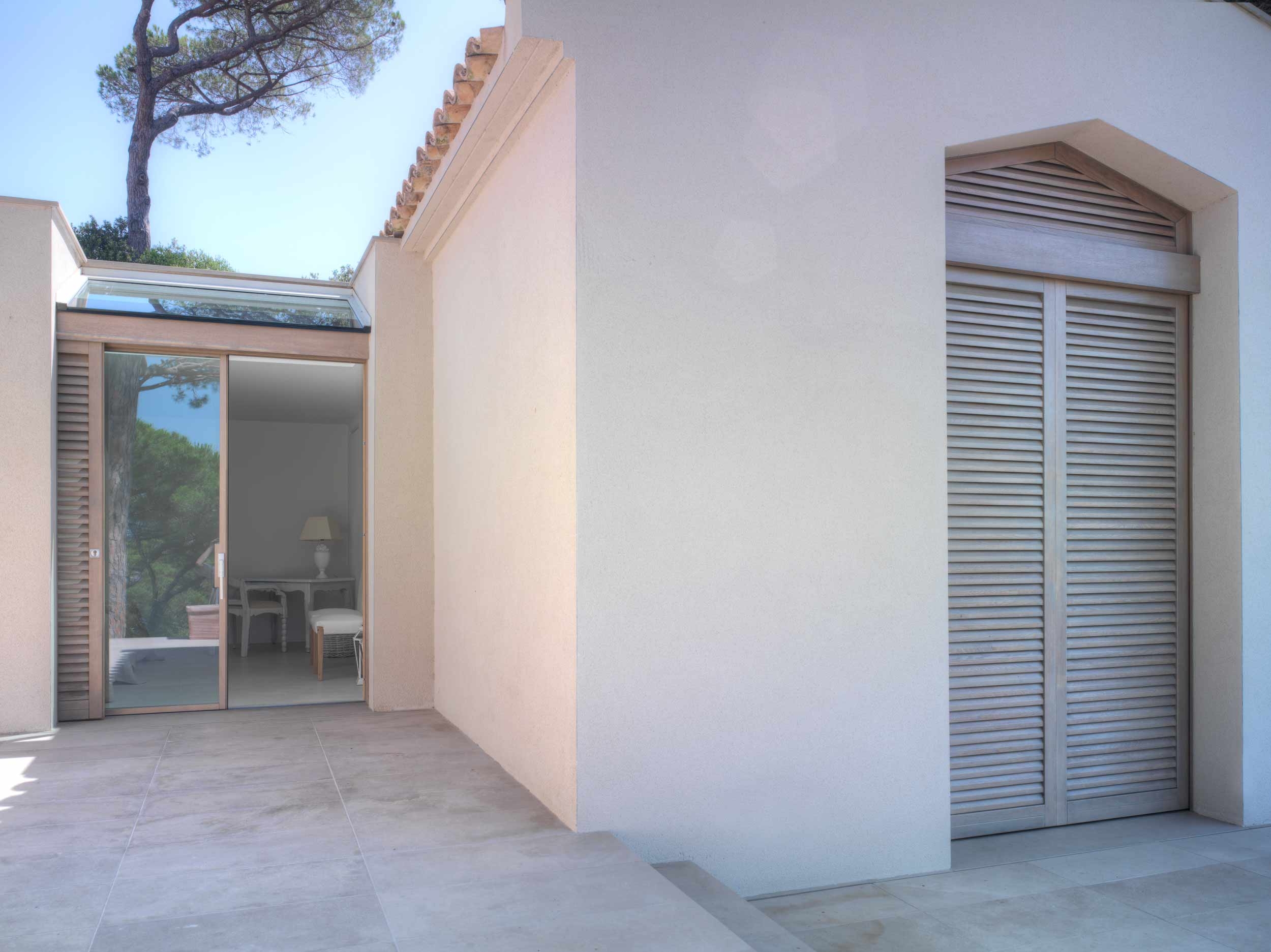 Lift & Slide Frameless Windows & Doors in a Villa