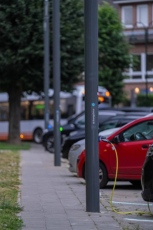 Luminaria urbana como estación de carga eléctrica de Schréder