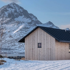 Fachada de madera Thermowood en cabaña Noruega