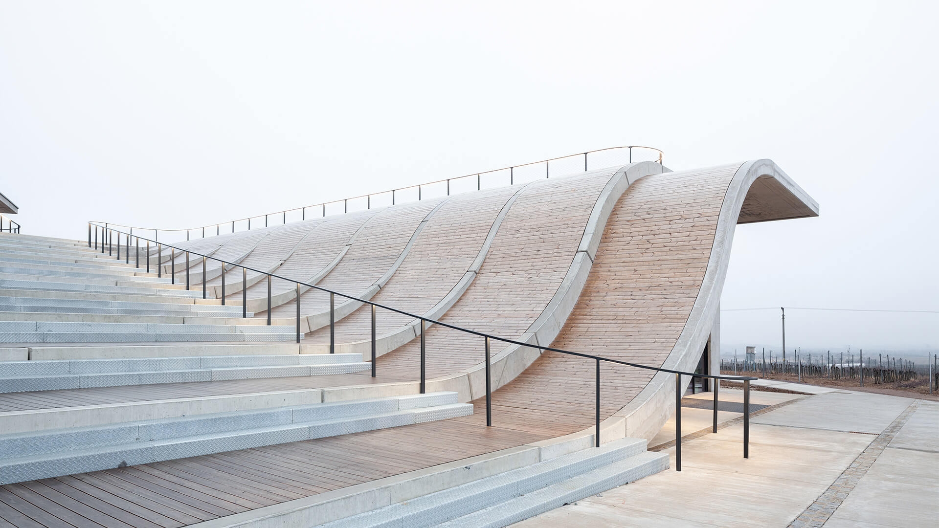 Revestimiento con Thermowood en bodega de Lahofer