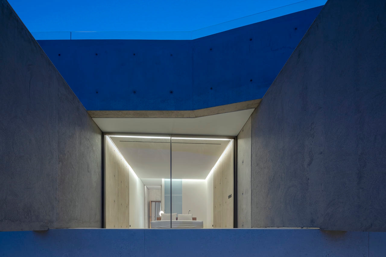 Luxurious and Modern Villa in the Aegean Sea